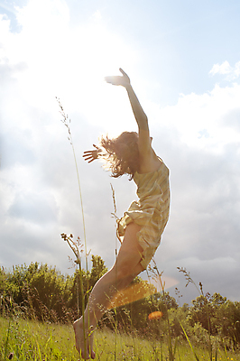 포토 JPG 해외이미지 백인 라이프스타일 드레스 여자 행복 로우앵글 밭 장난 모션 포옹 팔벌리기 함께함 건강 한명 사람 야외 여름 햇빛 태양 점프 활발 기쁨 에너지 자유 올려보기 흥분 긍정 해외202004 해외포토 자연요소 서양인 1 옷 계절 감정 뷰포인트 컨셉 농업 안기 생활 파일형식 이미지허브