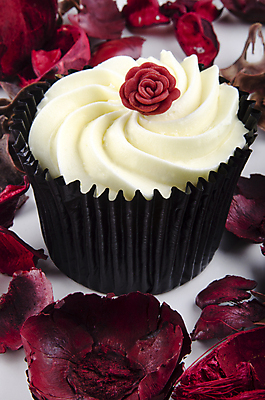 포토 JPG 해외이미지 1 꽃 디저트 사람없음 장식 빨간색 컬러풀 장미 파티 케이크 생일 달콤 컵케이크 굽기 크림 칼로리 해로움 해외202004 해외포토 식물 기념일 음식 컬러 컨셉 이벤트 맛 구이 파일형식 이미지허브