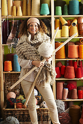 포토 JPG 해외이미지 백인 여자 행복 40대 중년 실내 한명 미소 사람 취미 상점 목도리 뜨개질 양모 해외202004 해외포토 서양인 1 잡화 감정 표정 성인 내부 직물 파일형식 이미지허브