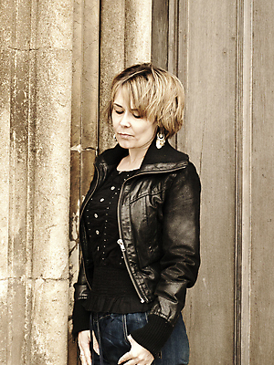 포토 JPG 해외이미지 시선 감정 생각 한명 야외 슬픔 바위 기둥 기다림 배려 해외202004 해외포토 1 건축 모션 사람 돌_바위 파일형식 이미지허브