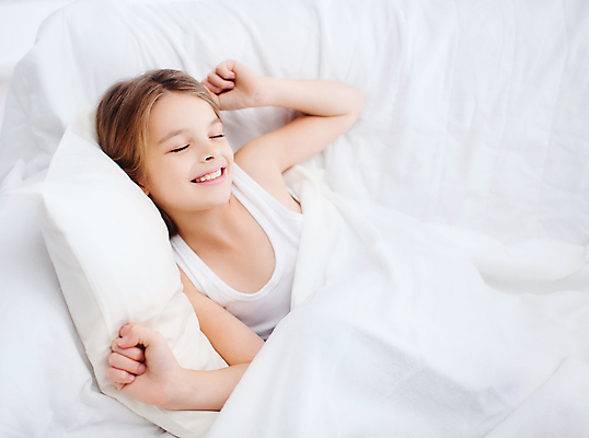 포토 JPG 해외이미지 여자 어린이 베개 아침 휴식 실내 한명 미소 소녀 상반신 옆모습 10대 눕기 눈감음 침대 잠 소녀한명만 해외202004 해외포토 주간 1 뷰포인트 가구 컨셉 침구 모션 청소년 표정 사람 내부 여자한명만 소녀만 파일형식 이미지허브