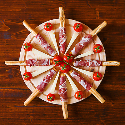 포토 JPG 해외이미지 음식 조각 토마토 방울토마토 치즈 도마 육류 돼지고기 요리 사람없음 목재 식사 저녁식사 이탈리아 시골 신선 원형 애피타이저 지중해 햄 정사각형 슬라이스 모음 점심식사 편육 해외202004 해외포토 도형 나무 유럽 바다 채소 식재료 재료 주방용품 유제품 파일형식 이미지허브