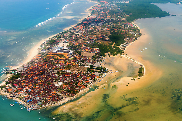 포토 JPG 해외이미지 아시아 지구 바다 섬 여행 자연 하늘 호텔 지붕 휴가 주택 안테나 동양인 사람없음 야외 건물 초록색 물 파란색 여행객 만 정상 가득함 발리 인도네시아 인기 해외202004 해외포토 자연요소 건축물 나라 컬러 통신 숙소 사람 인종 생태계 파일형식 이미지허브