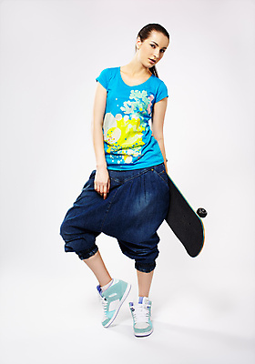 포토 JPG 해외이미지 백인 라이프스타일 여자 스포츠 포즈 신발 티셔츠 발 거리 한명 사람 성인 여름 파란색 유행 기쁨 회색 흰색 청바지 도시 스케이트보드 시원함 스타일 해외202004 해외포토 서양인 1 계절 감정 컬러 셔츠 바지 생활 신체부위 보드_스포츠 파일형식 이미지허브