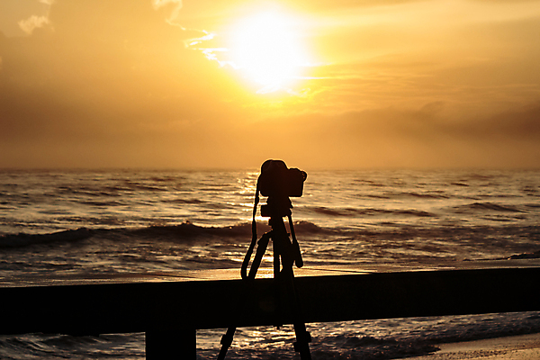 포토 JPG 해외이미지 구름 라이프스타일 남자 실루엣 백그라운드 겨울 자연 하늘 아침 서기 사람 풍경 사람없음 야외 햇빛 태양 카메라 일출 사진촬영 일몰 새벽 삼각대 내추럴 수평선 해외202004 해외포토 주간 자연요소 계절 모션 촬영기법 생활 전자제품 노을 촬영 생태계 파일형식 이미지허브