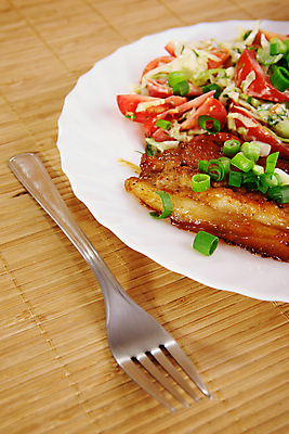 포토 JPG 해외이미지 접시 음식 조각 다이어트 토마토 채소 부분 육류 돼지고기 스테이크 요리 비프스테이크 사람없음 빨간색 초록색 식사 저녁식사 샐러드 소고기 튀김 신선 뜨거움 고명 맛 그릴 바비큐 자르기 먹기 향신료 만족 준비 슛 칼로리 점심식사 단백질 등심 해외202004 해외포토 식기 감정 컬러 컨셉 식재료 모션 주방용품 서양음식 건강 영양소 향미료 파일형식 이미지허브