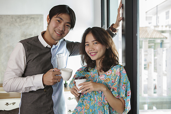 포토 JPG 해외이미지 커플 여자 남자 행복 얼굴 음료 음식 거실 신체 태국 휴가 휴식 주택 건강 미소 사람 두명 컵 기쁨 방 마시기 뜨거움 스마트 리빙 해외202004 해외포토 식기 감정 아시아 컨셉 관계 모션 표정 건물 신체부위 파일형식 이미지허브