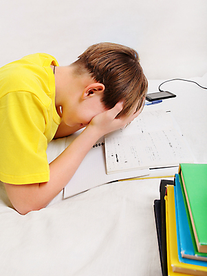 포토 JPG 해외이미지 백인 1 학생 교육 남자 어린이 남학생 스트레스 주택 실내 피곤 한명 소년 청년 내부 10대 책 스터디 청춘 소파 운동 방 시험 침대 야간 준비 문제 흙더미 과로 해외202004 해외포토 자연요소 서양인 가구 컨셉 의자 청소년 건강 사람 성인 건물 학습 흙 파일형식 더미 이미지허브