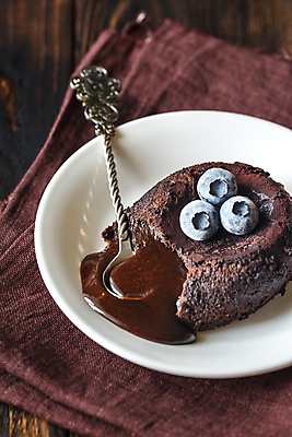 포토 JPG 해외이미지 접시 디저트 실내 사람없음 초콜릿 숟가락 달콤 블루베리 나무배경 해외202004 퐁당오쇼콜라 해외포토 식기 음식 백그라운드 과일 수저 내부 맛 파일형식 이미지허브