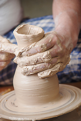 포토 JPG 해외이미지 손 손가락 기술 창조 미술 사람없음 컵 꽃병 젖음 터치 엄지손가락 조끼 업무 바퀴 항아리 도자기 원형 작업실 사발 던지기 성형수술 제조 냄비 집중 서식 함선 만들기 점토 진흙 장인 조형 주인 수공예 곰팡이 도예가 두더지 압력 핸드메이드 해외202004 해외포토 도형 직업 식기 꽃 컨셉 배_교통 모션 문화예술 신체부위 외투 작업 사기그릇 수술 솥 공예 파일형식 이미지허브