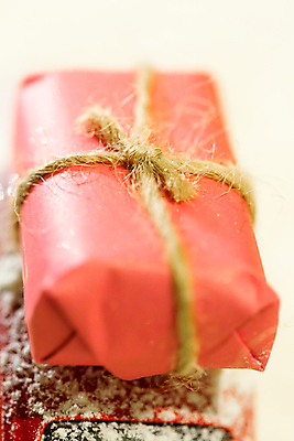 포토 JPG 해외이미지 전통 리본 종이 줄 백그라운드 크리스마스 벽지 사람없음 장식 빨간색 상자 산타클로스 재활용 흰색 축하 시간 생일 이메일 12월 비밀 에코 복고 소원 패키지 핸드메이드 해외202004 해외포토 기념일 컬러 컨셉 환경 날짜 친환경 파일형식 이미지허브