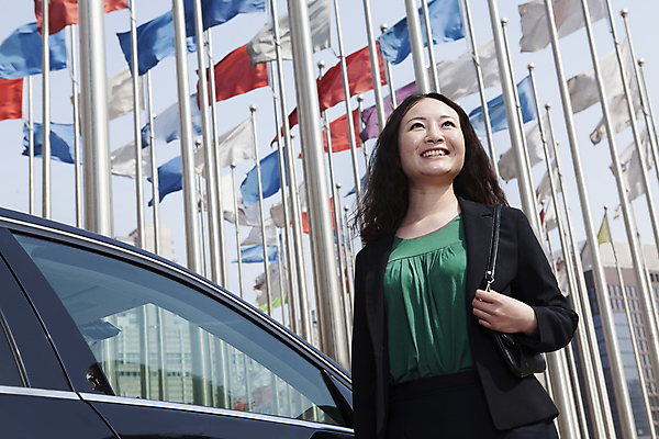 포토 JPG 해외이미지 여자 행복 창문 교통시설 자동차 성공 한명 미소 웃음 정장 상반신 20대 야외 가로 컬러풀 중국 깃발 비즈니스우먼 자신감 기회 베이징 깃대 시리즈 해외202004 해외포토 1 옷 감정 아시아 육상교통 컬러 교통 컨셉 비즈니스 표정 사람 청년 직장인 시설 파일형식 이미지허브