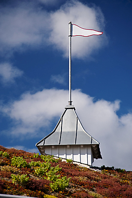 포토 JPG 해외이미지 구름 하늘 지붕 바람 전등 주택 사람없음 건물 파란색 빛 컬러풀 노란색 깃발 사인 해외202004 해외포토 자연요소 건축물 컬러 날씨 조명 파일형식 이미지허브