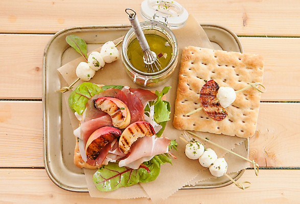 포토 JPG 해외이미지 식기 음식 빵 채소 과일 샌드위치 사람없음 장식 초록색 여름 빛 컬러풀 샐러드 튀김 시골 신선 그릴 애피타이저 상추 허브 햄 복숭아 토스트 레시피 시금치 훈제 모짜렐라치즈 핸드메이드 카피스페이스 해외202004 해외포토 식물 계절 컬러 주방용품 치즈 육류 공백 파일형식 이미지허브