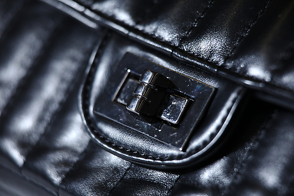 포토 JPG 해외이미지 손 여자 백그라운드 가방 교실 사람없음 쇼핑 유행 검은색 핸드백 흰색 잡기 지갑 고급 우아함 닫기 가죽 디자이너 묘사 종료 거짓 고립 정중 해외202004 해외포토 직업 잡화 교육 컬러 컨셉 학교 모션 사람 신체부위 파일형식 이미지허브