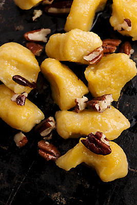 포토 JPG 해외이미지 전통 접시 음식 조각 다이어트 채소 자연 탁자 호박 파스타 파슬리 육류 요리 사람없음 식사 저녁식사 버섯 이탈리아 흰색 신선 맛 강의 먹기 허브 크림 메인 국수 준비 대리석 점심식사 식용 채식주의자 핸드메이드 해외202004 해외포토 식물 식기 유럽 컬러 가구 컨셉 식재료 재료 모션 서양음식 건강 면류 생태계 채식 파일형식 이미지허브