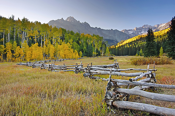 포토 JPG 해외이미지 나무 도로 잎 오렌지 자연 하늘 산 풍경 사람없음 야외 목재 초록색 파란색 울타리 컬러풀 노란색 미국 가을 소나무 개울 황무지 숲 먼지 지역 나누기 절정 콜로라도 해외202004 해외포토 식물 계절 길 컬러 북아메리카 과일 재료 교통시설 담장 강 생태계 파일형식 이미지허브