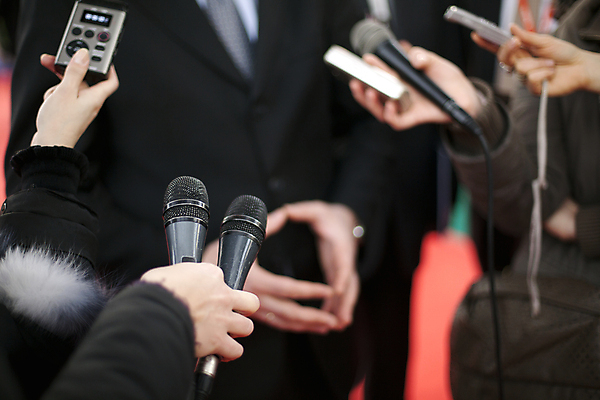 포토 JPG 해외이미지 손 통신 회의 대화 사람 사람없음 텔레비전 소리 장비 잡기 발표 기자 토론 질문 마이크 보고서 면접 방송 정보매체 해외202004 해외포토 직업 음향기기 비즈니스 모션 말하기 신체부위 전자제품 파일형식 이미지허브