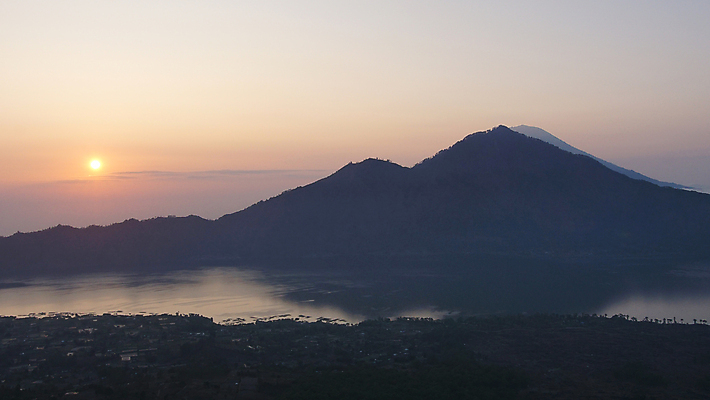 포토 JPG 해외이미지 아시아 호수 여행 자연 산 파노라마 풍경 사람없음 야외 일출 새벽 트래킹 하이킹 화산 발리 인도네시아 절정 해외202004 해외포토 자연요소 나라 섬 레저 촬영기법 노을 생태계 파일형식 이미지허브