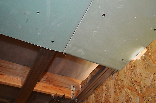 포토 JPG 해외이미지 직업 남자 산업 벽 아파트 주택 프레임 기술 사람 성인 사람없음 내부 건물 방 공구 나사 서비스 천장 주인 건축업자 계약자 설치 업그레이드 해외202004 해외포토 건축물 건축 도구 계약 파일형식 이미지허브