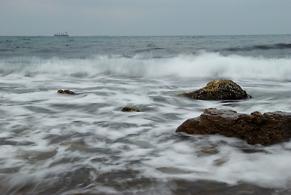 포토 JPG 해외이미지 파도 바다 여행 자연 하늘 항해 풍경 사람없음 물 파란색 항구 거품 자유 바위 서핑 가장자리 크루즈 군용 보안 함선 승객 깊이 넘어짐 수평선 해외202004 해외포토 자연요소 컬러 컨셉 배_교통 교통시설 모션 군대 안전 돌_바위 수상스포츠 둘레 생태계 파일형식 이미지허브