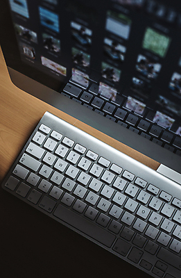 포토 JPG 해외이미지 지구 인터넷 비즈니스 통신 사람없음 컴퓨터 세계 글로벌 디지털 스크린 모니터 자료 웹 흐름 정보 키보드 네트워크 개울 방송 멀티미디어 터치스크린 많음 해외202004 해외포토 컨셉 전자제품 강 파일형식 이미지허브