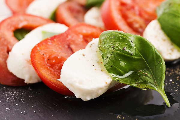 포토 JPG 해외이미지 접시 음식 잎 다이어트 토마토 채소 치즈 건강 요리 사람없음 가로 빨간색 초록색 식사 이탈리아 샐러드 흰색 신선 클래식 허브 바질 점심식사 모짜렐라치즈 식초 채식주의자 카프레제 핸드메이드 해외202004 해외포토 식물 식기 유럽 컬러 컨셉 유제품 채식 파일형식 이미지허브