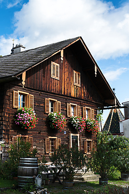 포토 JPG 해외이미지 구름 전통 외관 꽃 유럽 건축양식 하늘 사람없음 건물 목재 파란색 갈색 마을 오스트리아 해외202004 해외포토 자연요소 나무 식물 건축물 건축 나라 컬러 재료 파일형식 이미지허브