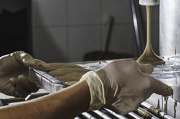 포토 JPG 해외이미지 직업 손 산업 선 음식 장갑 공장 디저트 노동자 새로움 사탕 사람없음 과자 초콜릿 어둠 장비 신선 업무 작업실 달콤 맛 제조 만들기 코코아 컨베어밸트 많음 해외202004 해외포토 잡화 음료 컨셉 공업 모션 신체부위 기계 작업 파일형식 이미지허브