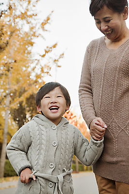 포토 JPG 해외이미지 나무 라이프스타일 계절 공원 남자 행복 할머니 어린이 오렌지 장난 가족 자연 손자 짧은머리 함께함 사랑 서기 미소 웃음 소년 상반신 야외 두명 아웃포커스 캐주얼 세로 컬러풀 손잡기 중국 기쁨 올려보기 가을 연결 결합 은퇴 스웨터 흥분 겨울옷 베이징 돌봄 내려보기 해외202004 해외포토 식물 헤어스타일 옷 공공시설 여자 노년 감정 아시아 컬러 컨셉 상의 겨울 과일 관계 모션 촬영기법 표정 사람 생활 손주 생태계 파일형식 이미지허브