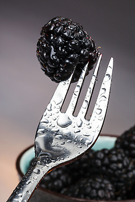 포토 JPG 해외이미지 음식 포크 과일 사람없음 먹기 블랙베리 식용 해외202004 해외포토 식기 모션 파일형식 이미지허브