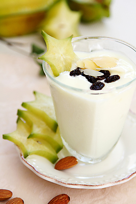 포토 JPG 해외이미지 음식 다이어트 과일 유리 디저트 건강 사람없음 초록색 우유 견과류 흰색 신선 달콤 아침식사 크림 아몬드 칼로리 요거트 그리스인 건포도 이국적 채식주의자 해외202004 해외포토 서양인 컬러 재질 포도 유제품 식사 맛 채식 건과일 파일형식 이미지허브