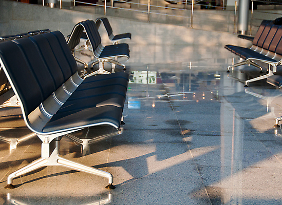 포토 JPG 해외이미지 디자인 여행 가구 의자 교통시설 유리 휴식 실내 사람없음 건물 파란색 빛 도시 역 터미널 해외202004 해외포토 건축물 컬러 생활용품 교통 컨셉 재질 내부 시설 파일형식 이미지허브