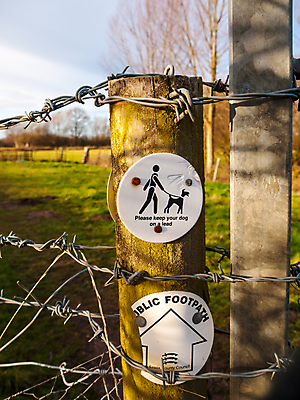 포토 JPG 해외이미지 동물 영어 백그라운드 날씨 영국 잉글랜드 안내 경고 사람없음 야외 목재 초록색 반려동물 걷기 마을 검은색 정보 흰색 시골 기록 개 편지 사인 부식 장면 조심 시들음 일반 말뚝 설정 유지 요청 선로 옛날 제어 해외202004 해외포토 나무 문자 유럽 컬러 재료 포유류 모션 파일형식 이미지허브