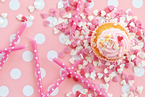 포토 JPG 해외이미지 분홍색 디저트 발렌타인데이 사랑 사람없음 장식 빨간색 컬러풀 파티 쿠키 케이크 줄무늬 하트 대접 신선 생일 달콤 컵케이크 굽기 뿌리기 머핀 카피스페이스 프로스팅 해외202004 해외포토 모양 기념일 감정 음식 빵 컬러 무늬 모션 데이이벤트 이벤트 공백 맛 구이 제빵 파일형식 이미지허브