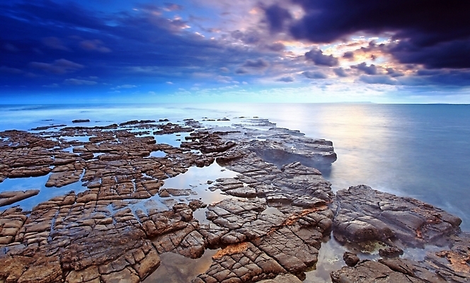 포토 JPG 해외이미지 구름 유럽 파도 바다 여행 자연 하늘 영국 잉글랜드 풍경 해변 사람없음 야외 물 파란색 관광지 황혼 일몰 만 저녁 암초 해외202004 해외포토 자연요소 나라 컬러 노을 야간 생태계 파일형식 이미지허브