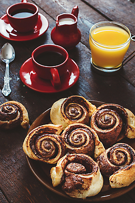 포토 JPG 해외이미지 커피 음료 음식 백그라운드 크리스마스 겨울 유리 디저트 나선형 덴마크 사람없음 목재 컵 세로 갈색 케이크 초콜릿 빵집 사막 우유 소용돌이 대접 신선 달콤 맛 아침식사 오렌지주스 설탕 굽기 날것 상승 반죽 브런치 롤 건포도 번 시나몬 어려움 페스츄리 핸드메이드 해외202004 시나몬롤 해외포토 나무 식기 계절 기념일 빵 컬러 컨셉 무늬 재료 재질 포도 유제품 북유럽 상점 식사 회오리 과일주스 구이 건과일 파일형식 이미지허브