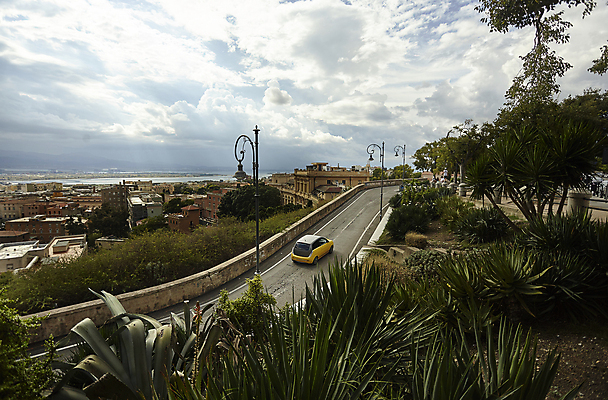 포토 JPG 해외이미지 도로 길 곡선 건축양식 자동차 하늘 파노라마 사람없음 초록색 도시풍경 이탈리아 운전 도시 도심 조감도 해외202004 해외포토 건축 유럽 선 육상교통 컬러 교통시설 모션 촬영기법 풍경 파일형식 이미지허브