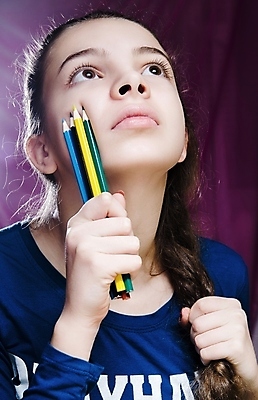 포토 JPG 해외이미지 모델 손 응시 감정 백그라운드 학교 아이디어 미술 한명 청춘 컬러풀 연필 기쁨 흰색 신선 잡기 그림 크레파스 예술가 화가 감탄 스타일 해외202004 해외포토 직업 1 시선 교육 컬러 컨셉 모션 문화예술 학용품 사람 신체부위 필기구 파일형식 이미지허브