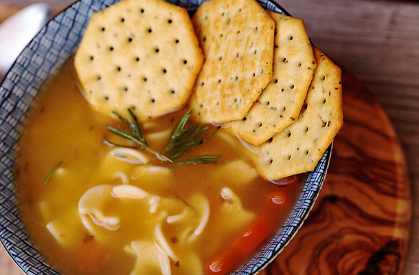 포토 JPG 해외이미지 도마 사람없음 파란색 크래커 수프 국수 해외202004 해외포토 음식 컬러 주방용품 쿠키 면류 파일형식 이미지허브