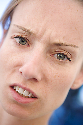 포토 JPG 해외이미지 주간 백인 응시 여자 감정 얼굴 십자가 한명 성인 야외 10대 세로 청춘 분노 짜증 표현 좌절 긴장 공격적 해외202004 해외포토 자연요소 서양인 1 시선 컨셉 청소년 사람 신체부위 파일형식 이미지허브