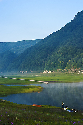 포토 JPG 해외이미지 나무 식물 구름 공원 남자 호수 여행 잎 자연 하늘 낚시 산 풍경 사람없음 야외 목재 초록색 물 여름 파란색 강 햇빛 반사 환경 맑음 침묵 봄 거울 시골 연못 소나무 저녁 숲 땅 언덕 장면 해외202004 해외포토 자연요소 계절 공공시설 컬러 재료 레저 날씨 사람 태양 소리 야간 생태계 파일형식 이미지허브
