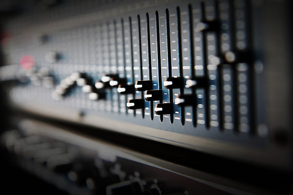 포토 JPG 해외이미지 직업 음악 손잡이 사람없음 컬러풀 디지털 소리 콘서트 장비 기구 닫기 볼륨 혼합 믹서 책상 라디오 전자 오디오 방송 아날로그 스위치 조절 위로 섞기 작곡가 조종장치 프로듀서 효과 해외202004 해외포토 컬러 가구 모션 문화예술 전자제품 공연 음악가 파일형식 이미지허브