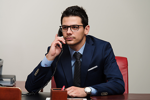 포토 JPG 해외이미지 백인 직업 응시 남자 안경 인터넷 비즈니스 CEO 텍스트 성공 노동자 세포 실내 한명 사람 앉기 정장 성인 스마트폰 컴퓨터 사무실 유행 업무 비즈니스맨 자신감 종업원 전화기 경영자 온라인 주인 변호사 경영 유일 표현성 해외202004 해외포토 서양인 1 시선 잡화 옷 감정 컨셉 모션 내부 전자제품 핸드폰 스마트기기 작업 직장인 리더 파일형식 이미지허브