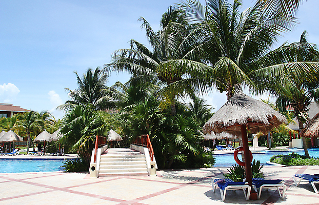 포토 JPG 해외이미지 나무 계절 바다 섬 여행 의자 우산 자연 하늘 호텔 휴가 휴식 주택 손바닥 풍경 사람없음 야외 초록색 물 여름 파란색 햇빛 태양 여행객 계단 정원 수영 침묵 고급 빌라 휴양지 코코넛 터키석 파라다이스 해외202004 해외포토 자연요소 식물 손 컬러 가구 컨셉 과일 숙소 사람 건물 소리 장소 수상스포츠 보석 생태계 파일형식 이미지허브