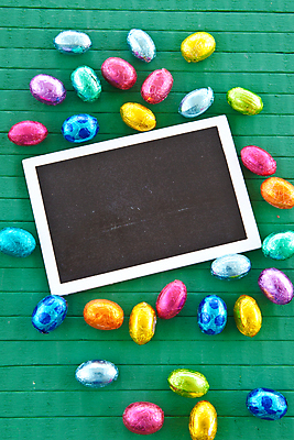 포토 JPG 해외이미지 분홍색 백그라운드 사탕 종류 사람없음 장식 가로 초록색 파란색 컬러풀 노란색 초콜릿 칠판 봄 수확 시골 점 부활절계란 카피스페이스 해외202004 해외포토 계절 컬러 농업 디저트 부활절 계란 공백 파일형식 이미지허브