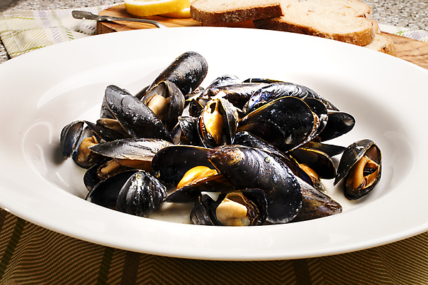 포토 JPG 해외이미지 전통 접시 음식 조개 건강 마늘 요리 사람없음 검은색 식사 이탈리아 껍질 흰색 시골 신선 맛 지중해 해산물 준비 홍합 프랑스어 삶기 해외202004 해외포토 문자 식기 유럽 바다 컬러 컨셉 채소 어패류 파일형식 이미지허브