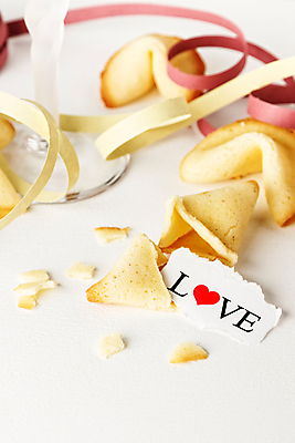 포토 JPG 해외이미지 모양 음식 결혼 백그라운드 디저트 발렌타인데이 사랑 사람없음 목재 장식 갈색 쿠키 케이크 빵집 흰색 하트 축하 달콤 맛 설탕 굽기 심볼 고립 페스츄리 핸드메이드 해외202004 해외포토 나무 감정 빵 컬러 컨셉 재료 데이이벤트 이벤트 상점 구이 파일형식 이미지허브