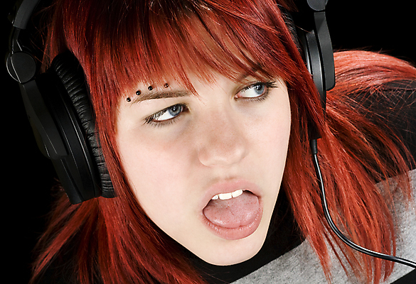 포토 JPG 해외이미지 백인 모델 여자 음악 노래 휴식 한명 10대 가로 헤드폰 듣기 짜증 코드 라디오 오디오 빨간머리 싫은 피어싱 해외202004 해외포토 서양인 1 헤어스타일 감정 음향기기 컨셉 장신구 모션 청소년 문화예술 사람 전자제품 파일형식 이미지허브