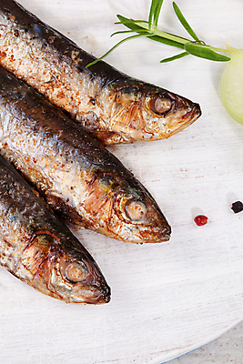 포토 JPG 해외이미지 전통 접시 음식 백그라운드 건강 어류 요리 사람없음 세로 식사 활발 튀김 흰색 황금 맛 그릴 애피타이저 지중해 레몬 허브 해산물 준비 로즈메리 점심식사 강렬 해외202004 해외포토 식물 식기 바다 컬러 컨셉 과일 주방용품 수중동물 파일형식 이미지허브